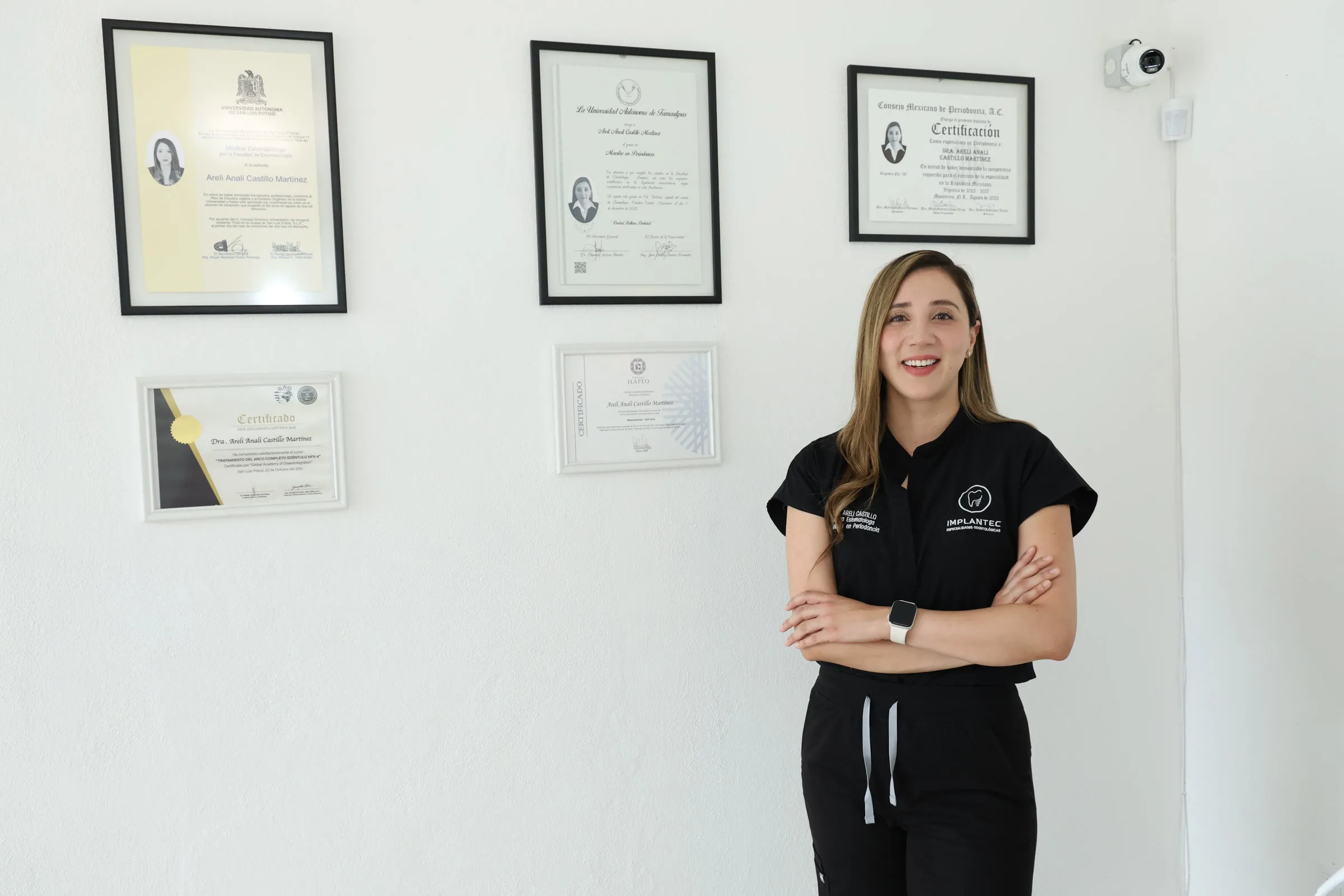 Dra. Areli Castillo con sus diplomas