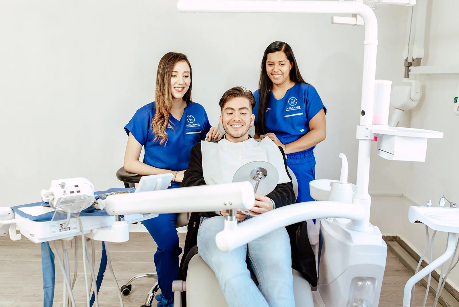 Paciente con el equipo de Implantec